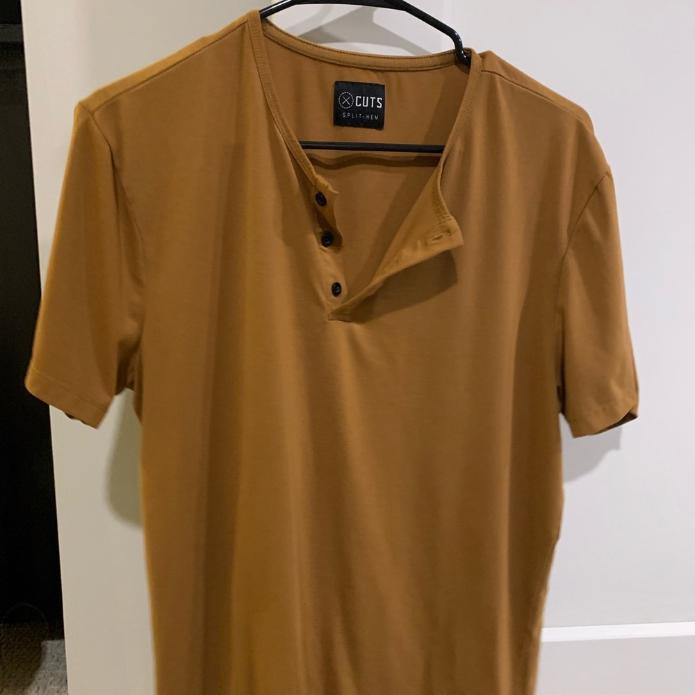 EUC cuts clothing mustard short sleeve Henley